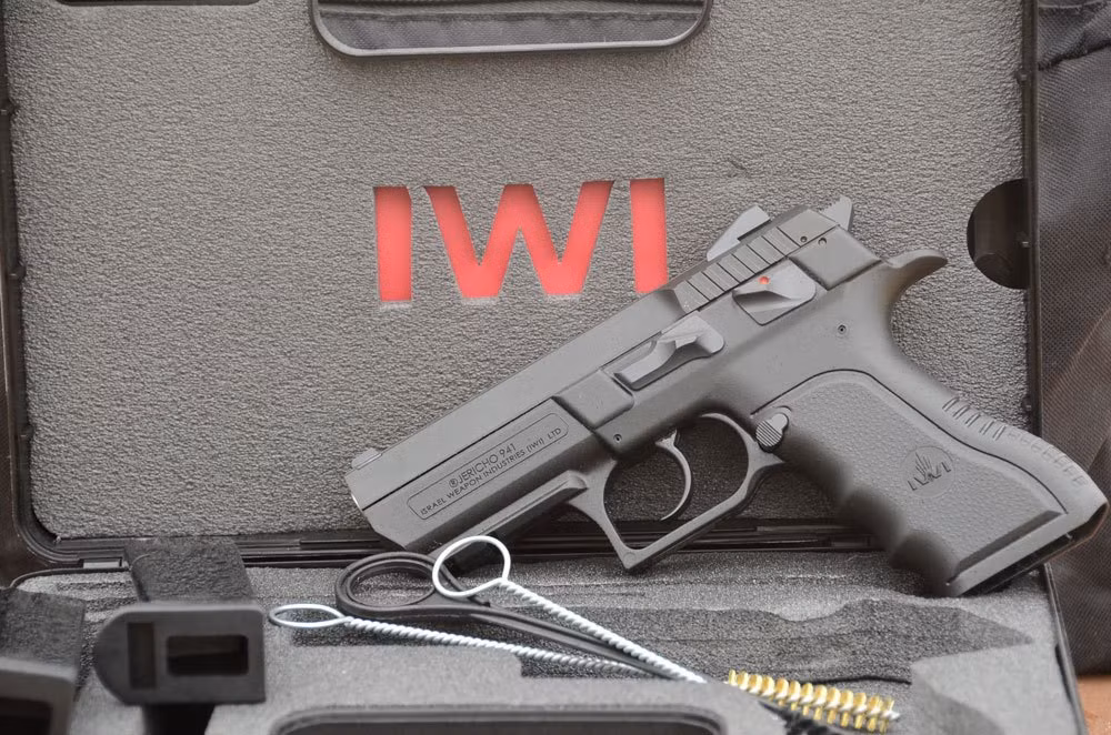 Về Jericho 941, đây là mẫu súng ngắn bán tự động được Tập đoàn chế tạo vũ khí IWI của Israel chế tạo vào những năm 1990 dựa trên sự kết hợp bộ đôi súng ngắn Tanfoglio của Italia và CZ-75 nổi tiếng của Tiệp Khắc. Nguồn ảnh: gundigest.com.