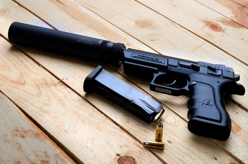 Giống như nhiều mẫu súng hiện đại khác Jericho 941 PSL cũng được thiết kế để có thể tích hợp thêm nhiều phụ kiện đi kèm như ống giảm thanh, đèn pin, chỉ thị mục tiêu laser và cả kính ngắm. Nguồn ảnh: gundigest.com.