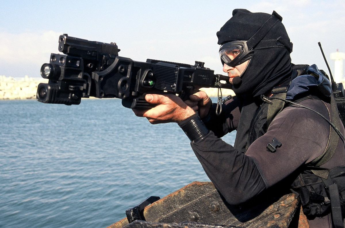 Với trọng lượng nhẹ cùng cơ số đạn mang theo lớn, Jericho 941 PSL khá thích hợp cho các hoạt động cùng với thiết bị bắn khép góc CornerShot, phục vụ trong các đơn vị tác chiến đặc biệt không chỉ của Việt Nam mà nhiều nước trên thế giới. Nguồn ảnh: gundigest.com.