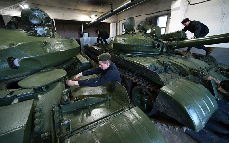 T-62M được Liên Xô phát triển từ những năm 1980 và từ lâu không còn nằm trong biên chế Quân đội Nga. Tuy nhiên, trong tình huống khẩn cấp Quân đội Nga vẫn có thể huy động cùng lúc hàng ngàn chiếc xe tăng loại này, ví dụ cụ thể nhất cho điều này chính là việc Nga chuyển giao cho Syria hàng trăm chiếc T-62M chỉ trong thời gian ngắn sau hàng thập kỷ niêm cất. Nguồn ảnh: Sputnik.