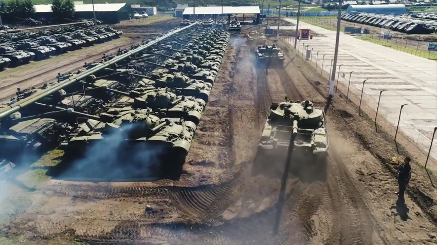 Và nhìn căn cứ ở Kamensk-Shakhtinsky khiến chúng ta nghĩ ngay đến căn cứ lưu trữ và sửa chữa thiết bị quân sự khác của Nga mang số hiệu “227” nằm ở tận vùng Buryatia, Viễn Đông xa xôi. Quy mô và cách bố trí của hai căn cứ này khá tương đồng nhau và cũng là nơi Quân đội Nga bảo dưỡng số xe tăng T-62 của mình. Nguồn ảnh: 1tv.ru.