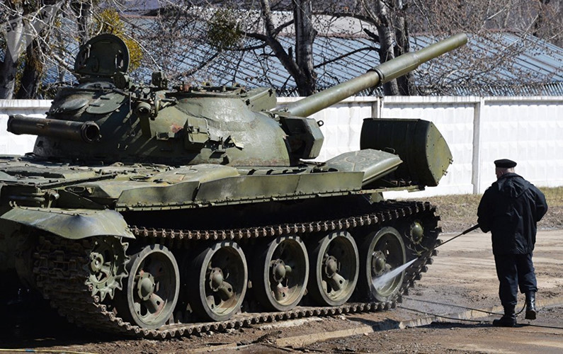 Theo đó nhiều khả năng số xe tăng T-62 Nga mang đến Kamensk-Shakhtinsky chỉ là bảo dưỡng kỹ thuật hoặc xa hơn chúng được đưa đến đây để “hồi sinh” trở lại và tái biên chế cho Quân đội Nga trong tương lai gần. Trong ảnh là một chiếc T-62M của Quân đội Nga trong tình trạng không thể tệ hơn tại các căn cứ sửa chữa thiết bị quân sự của nước này. Nguồn ảnh: Sputnik.