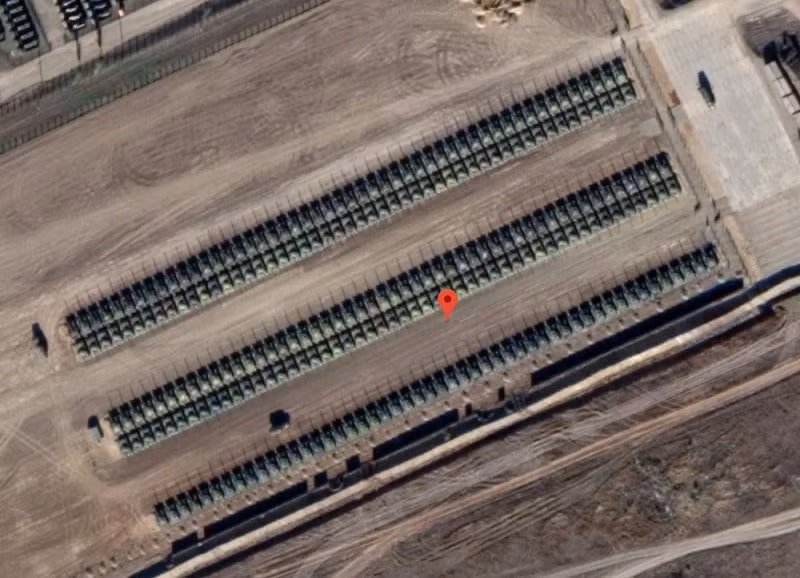 Theo đó trong vài ngày gần đây truyền thông cũng như Bộ Quốc phòng Ukraine liên tục thông tin về hàng ngàn chiếc xe tăng của Quân đội Nga được triển khai tới thành phố Kamensk-Shakhtinsky nằm cách biên giới Ukraine chỉ vỏn vẹn 18km. Thậm chí phía Kiev còn đưa ra cả hình ảnh vệ tinh về số xe tăng trên được cho đang tập trung tại một căn cứ quân sự nằm ở ngoại ô Kamensk-Shakhtinsky. Nguồn ảnh: defence-blog.