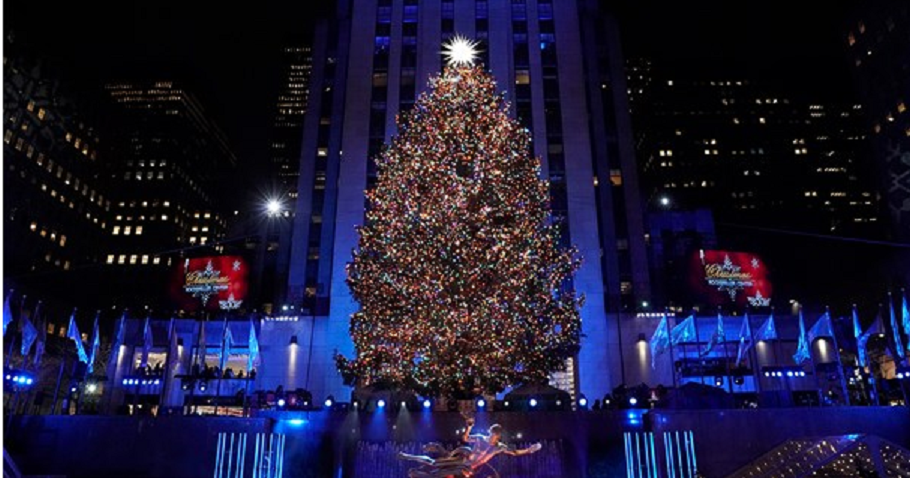 Ước tính mỗi năm có khoảng 125 triệu du khách kéo về tòa nhà chọc trời Rockefeller Center (New York, Mỹ) để chiêm ngưỡng cây thông Rockefelle cao 22 m, nặng 12 tấn nổi tiếng. Cây thông 72 tuổi được trang hoàng với 50.000 bóng đèn LED sẽ được thắp sáng tới ngày 7/1.