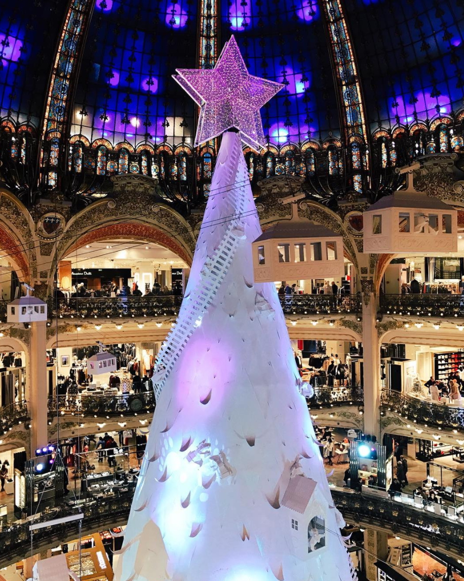 Cây thông làm từ giấy độc đáo trong cửa hàng bách hóa Galeries Lafayette, Paris, Pháp. (Ảnh: Odyssey)