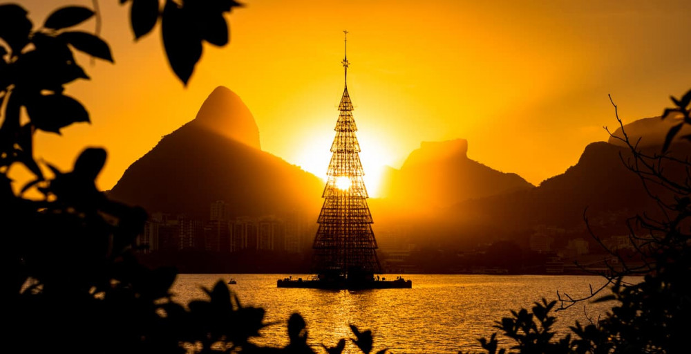 Cây thông nổi cao 72 m ở Copacabana, Rio de Janeiro, Brazil. (Ảnh: Odyssey)