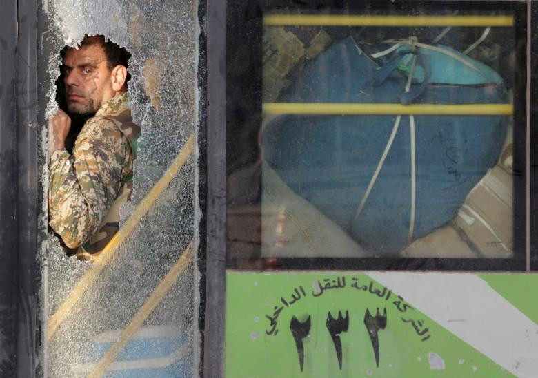 Một dân quân trung thành với Tổng thống Syria Bashar al Assad di tản khỏi các ngôi làng al-Foua và Kefraya, Syria theo một thỏa thuận giữa Quân đội Syria và lực lượng nổi dậy. Ảnh: Reuters.