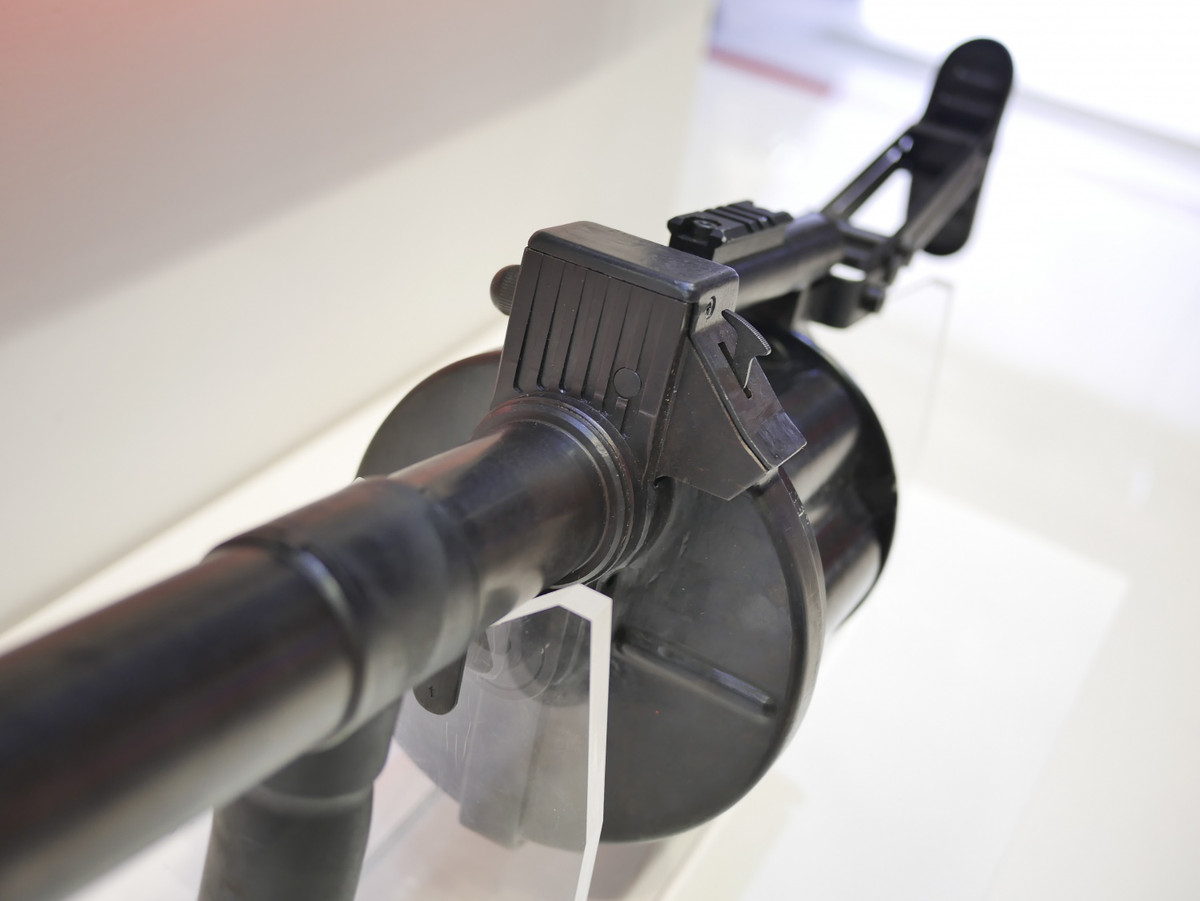 Khác với M79, SPL40L không được trang bị thước ngắm cơ khí tiêu chuẩn thay vào đó nó được tích hợp sẵn thanh rail cho phép gắn các loại kính ngắm quang học cho phép súng bắn chính xác hơn ở tốc độ nhanh và xạ thủ có điều kiện quan sát chiến trường tốt hơn do không phải nheo một mắt như lúc sử dụng thước ngắm cơ khí. Nguồn ảnh: Miles V.