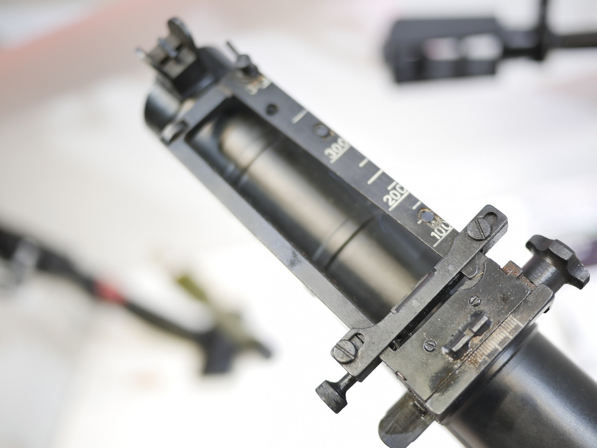 Tuy nhiên, SPL40 hay M79 không phải do Việt Nam tự phát triển mà chúng được chế tạo cho Quân đội Mỹ trong giai đoạn đầu những năm 1960 phục vụ cho yêu cầu tác chiến trên chiến trường Việt Nam. Và sau năm 1975, M79 tiếp tục được Quân đội ta sử dụng cho đến tận ngày nay. Nguồn ảnh: Miles V.