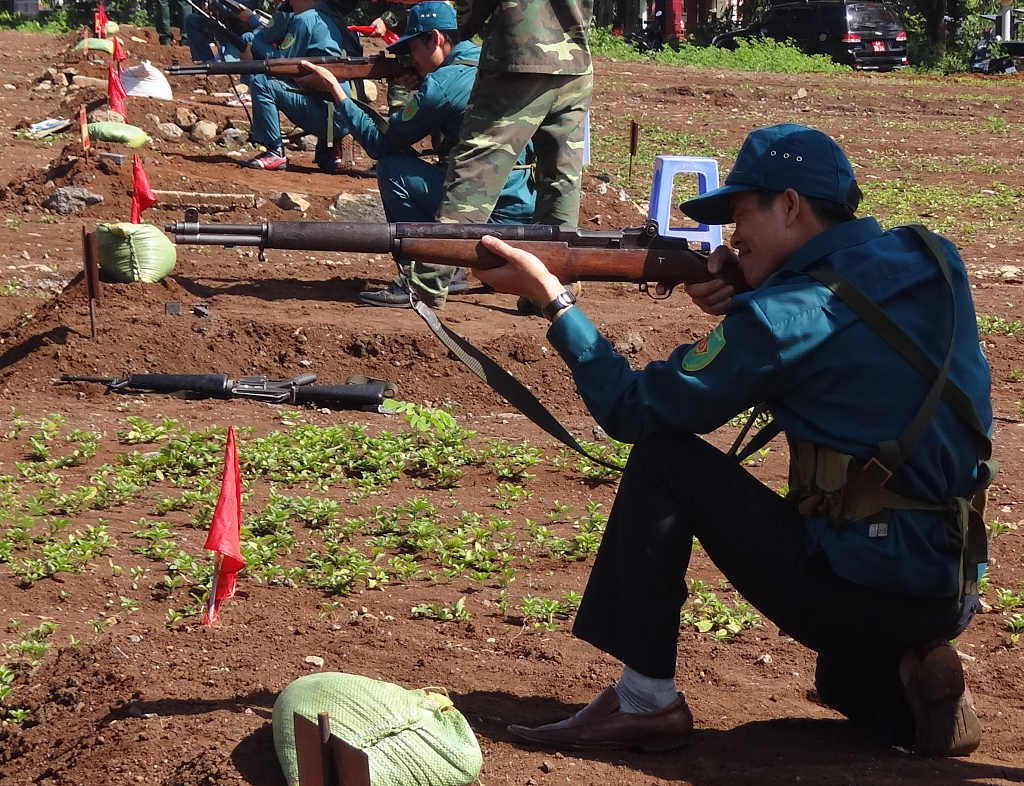 Trên thực tế việc duy trì hoạt động của M1 Garand trong biên chế Dân quân Tự vệ hiện tại khá khó khăn vì đây đã là một dòng vũ khí có tuổi đời đã khá lớn và hầu như không còn được sử dụng trong quân đội các nước trên thế giới, mặt khác chúng ta vẫn có những sự lựa chọn khác tốt hơn M1 như AR-15 hay CKC vốn phổ biến và đã được nội địa hóa trong nước. Nguồn ảnh: báo Bình Định.