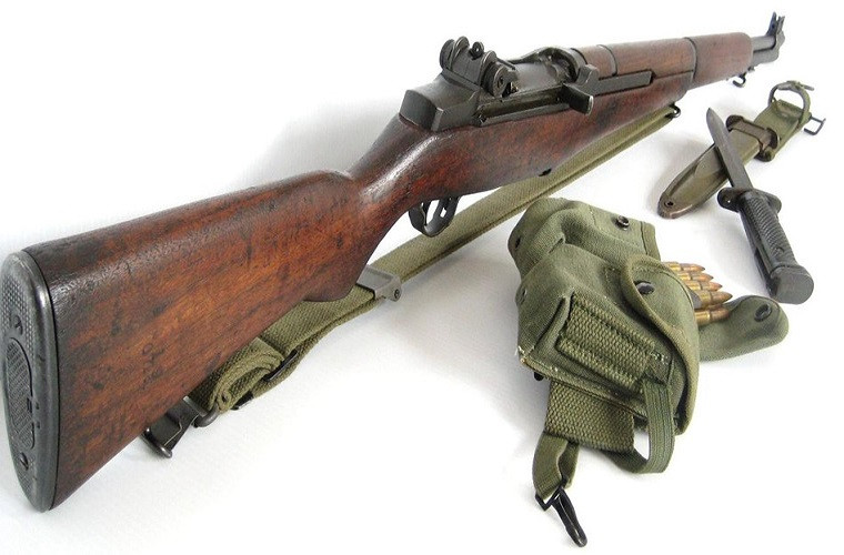 M1 Garand sau này có rất nhiều phiên bản mà nổi tiếng là M1C Garand và M1D Garand, ngoài ra còn có phiên bản dùng kính ngắm M84 hay T26 dành cho lính bắn tỉa và lính dù. Tuy vậy phiên bản bắn tỉa ít phổ biến do khi lắp ống nhắm lên khẩu Garand thì nó làm chắn mất vị trí nạp đạn của khẩu súng do khẩu M1 Garand nạp đạn trên thân súng.Vẫn còn nhiều phiên bản của Hải quân Mỹ và Lục quân Mỹ thiết kế. Nguồn ảnh: Pinterest
