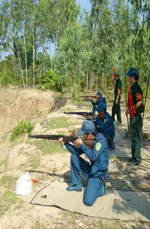 Trong ảnh là một đơn vị Dân quân Tự vệ Bình Định diễn tập bắn đạn thật với súng trường M1 Garand. Nguồn ảnh: báo Bình Định.