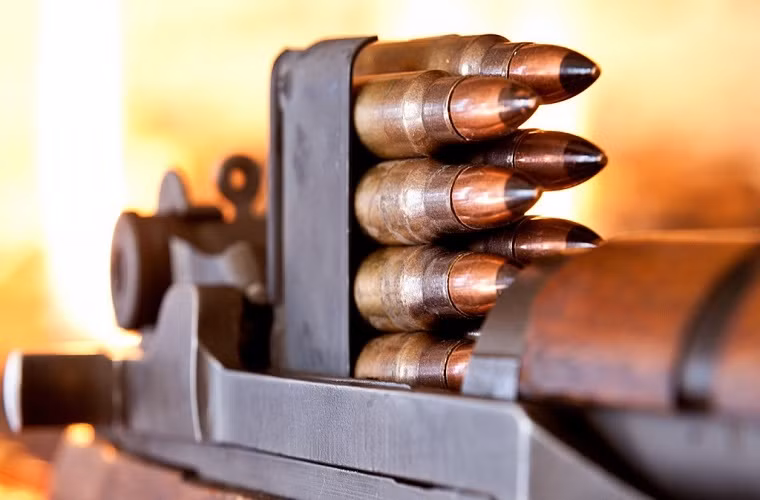 Ở thời điểm mà những người lính vẫn phải lên đạn mỗi phát bắn thì M1 Garand lại hơn hẳn bởi khả năng lên đạn tự động. Với hộp tiếp đạn 8 viên được gắn kết với nhau qua một hộp thép, nên việc nạp đạn hay bắn cũng nhanh hơn hẳn so với súng trường của Đức, hay Nga. Nguồn ảnh: imgur