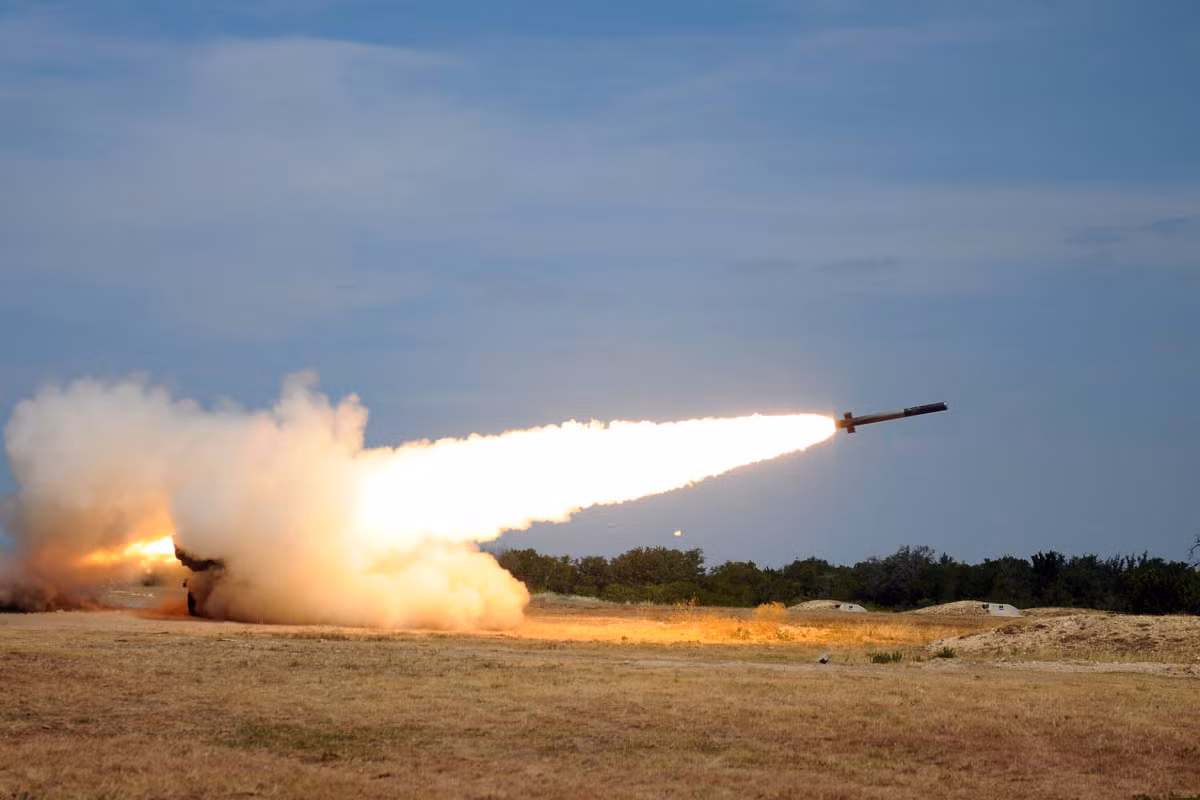 Loại đạn khủng nhất của HIMARS là ATACMS đã bị nhiều đồng minh của Mỹ loại bỏ từ lâu, tuy nhiên hồi đầu năm 2016, nhà sản xuất Lockheed Martin của Mỹ vẫn quyết nối lại việc sản xuất loại tên lửa này để trang bị cho hệ thống M142 HIMARS.