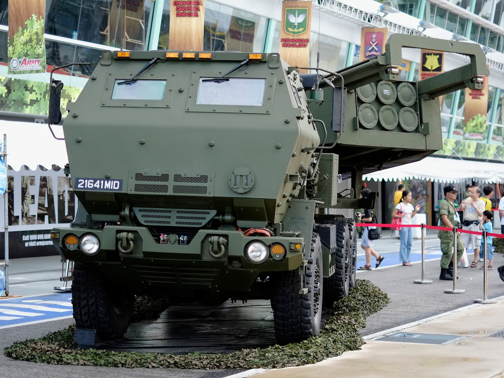 Được biết, hệ thống M142 HIMARS sử dụng đạn tên lửa có điều khiển đường kính 240mm, tầm bắn tối đa có điều khiển dao động từ 60-100km. Ngoài ra, hệ thống M142 HIMARS còn có khả năng phóng các tên lửa chiến thuật chiến trường MGM-140A ATACMS, với tầm bắn khoảng 128km.