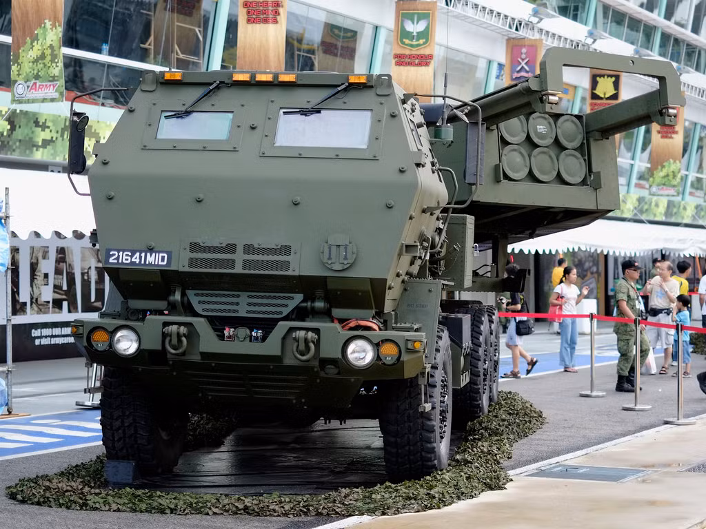 Được biết, hệ thống M142 HIMARS sử dụng đạn tên lửa có điều khiển đường kính 240mm, tầm bắn tối đa có điều khiển dao động từ 60-100km. Ngoài ra, hệ thống M142 HIMARS còn có khả năng phóng các tên lửa chiến thuật chiến trường MGM-140A ATACMS, với tầm bắn khoảng 128km.