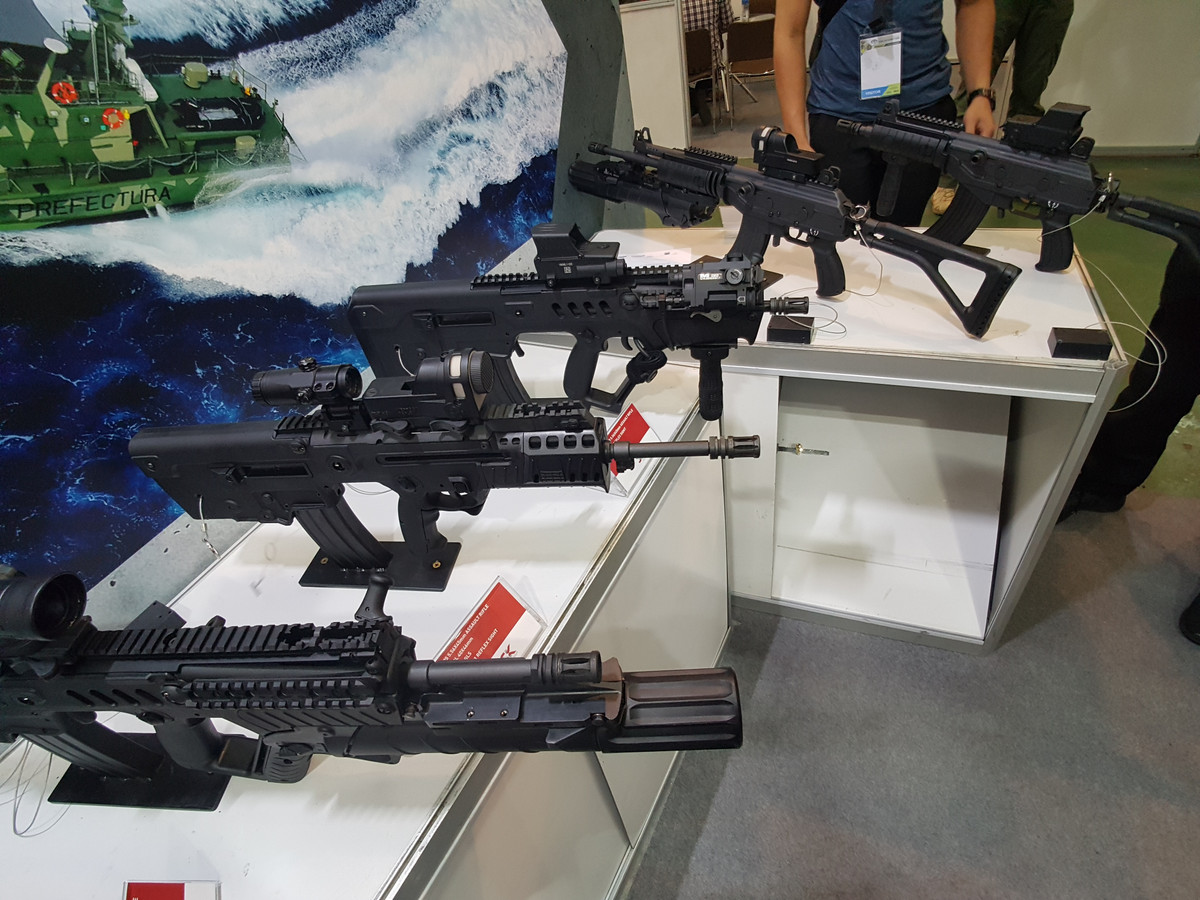 Theo đó bên cạnh dòng súng tiểu liên AK-47 và các biến thể của nó, Việt Nam đang từng bước hiện đại hóa trang bị của người lính bằng các biến thể súng trường theo các thiết kế do nước ngoài chuyển giao hoặc tự sản xuất các biến thể nội địa trong nước nhưng trường hợp của ACE 31/32 với hai biến thể nội địa STV380 và STV215.