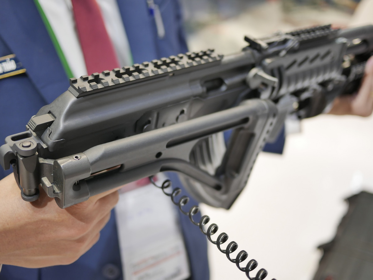 Nhưng khác biệt lớn nhất giữa GK1 và GK3 lại nằm ở vị trí và cấu tạo ray lắp kính ngắm. Cụ thể, đường ray của GK1 ở bên trái thân súng, tương thích các loại kính ngắm nhìn đêm sử dụng kiểu ray này, hoặc lắp một gá có ray cho phép tích hợp kính ngắm của NATO. Nguồn ảnh: Miles V.