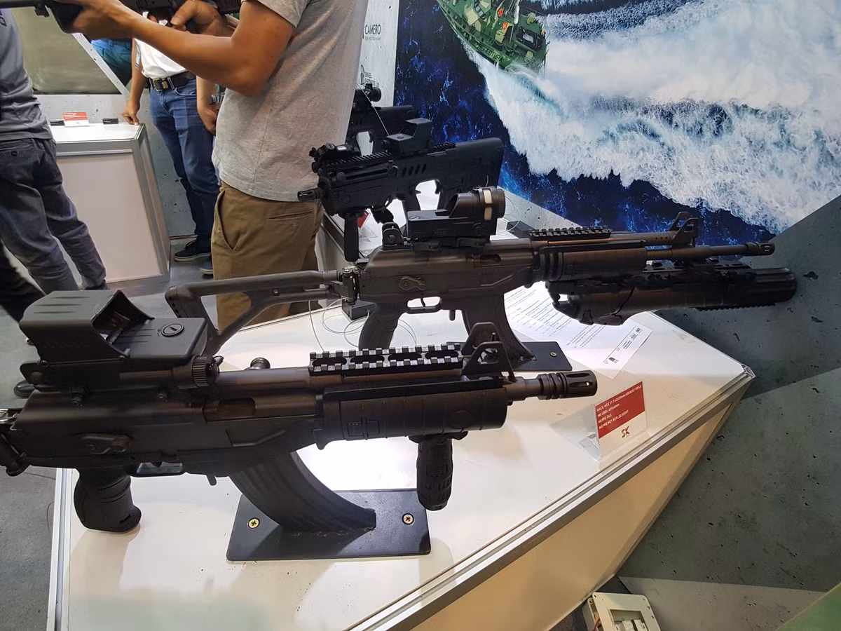 Trong khi đó dòng súng bộ binh tiêu chuẩn mới nhất của Quân đội Nhân dân Việt Nam hiện nay với hai biến thể ACE 31 và ACE 32 sử dụng đạn tiêu chuẩn 7,62×39mm tương tự như trên dòng súng trường tấn công AK-47 của ta hiện tại.