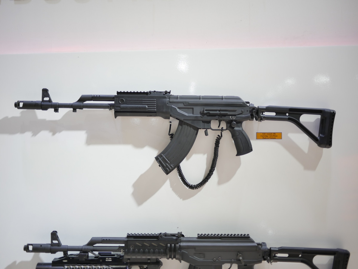 Trong khi đó GK1 dùng nắp đậy thân súng của AKM-1, ray lắp kính ngắm nhìn đêm bố trí ở bên trái, khóa an toàn vị trí ngón tay cái của Galil ACE và một khóa an toàn ở vị trí truyền thống của súng AK. Nguồn ảnh: Miles V.