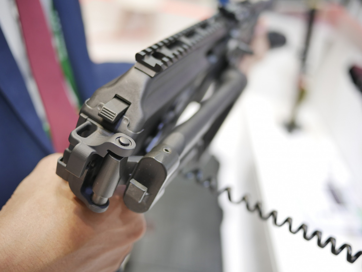 Trong khi đó GK3 dùng nắp đậy thân súng của Galil ACE, ray lắp kính ngắm gắn trực tiếp lên nắp, khóa an toàn ở vị trí ngón tay cái của Galil ACE bị bỏ đi, thay vào đó một khóa an toàn kiểu Ba Lan với chế độ loạt ngắn 3 viên. Nguồn ảnh: Miles V.