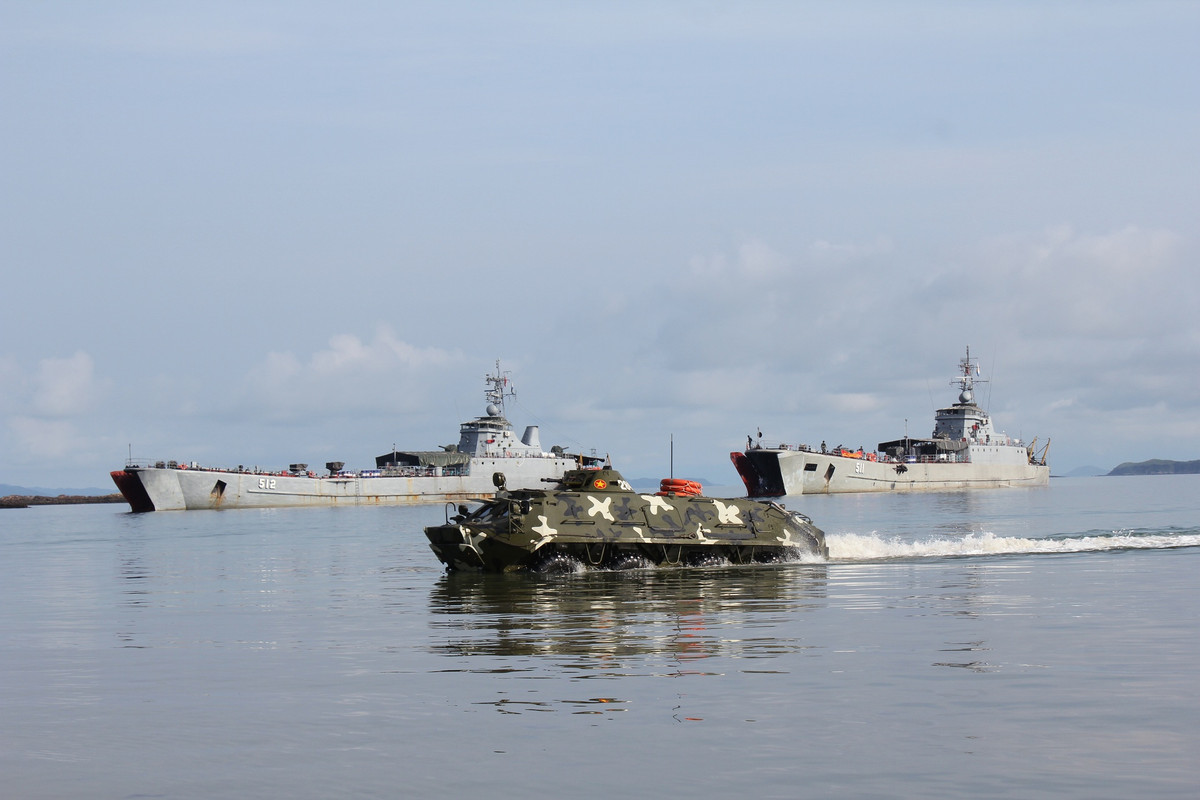 Bù lại, Việt Nam có thể tận dụng ưu thế giáp biển để hậu cần bằng đường thủy, phần lớn các tỉnh trong nước cũng đều có sân bay quân sự giúp việc di chuyển, hậu cần không bị phụ thuộc quá nhiều vào đường bộ. Nguồn ảnh: Báo Hải quân.