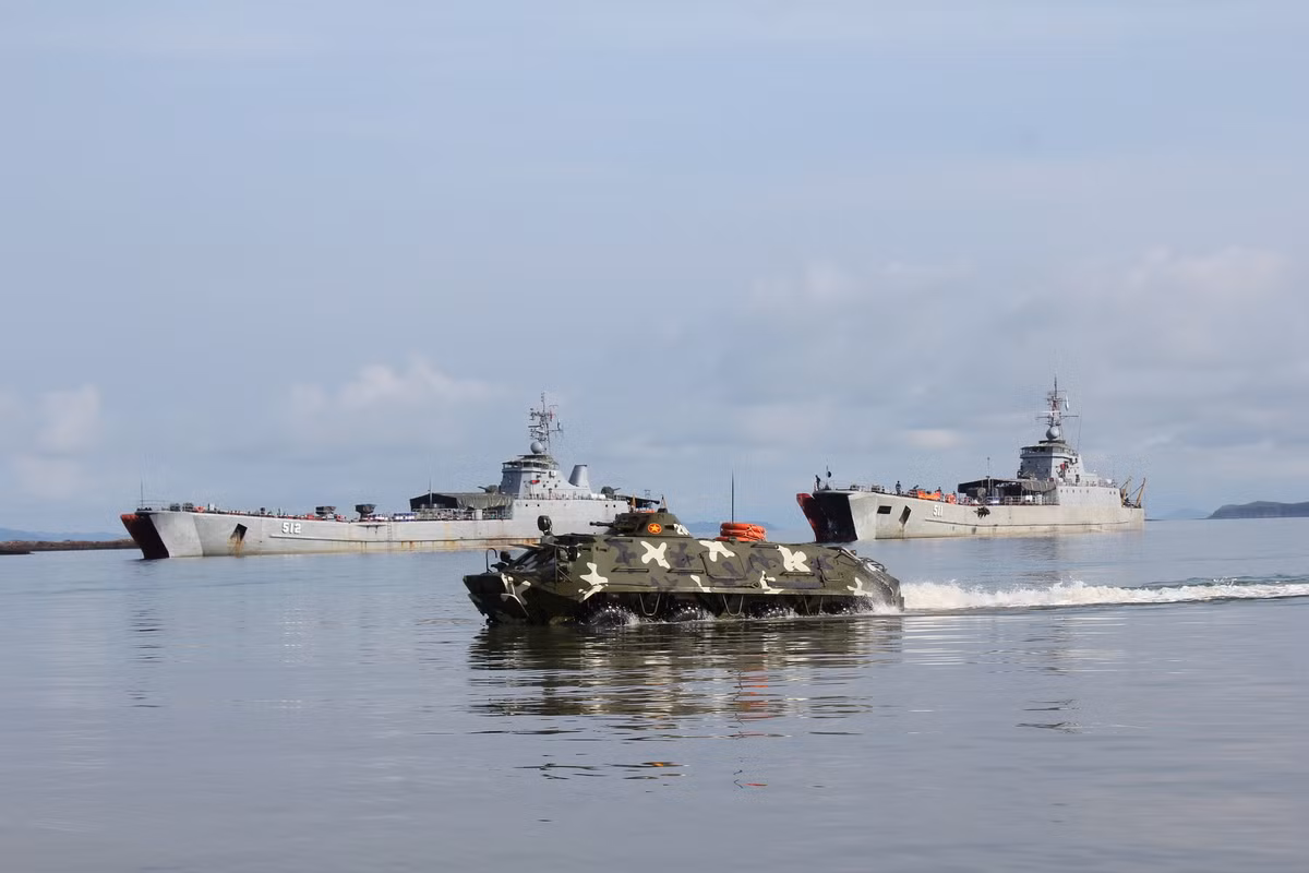 Bù lại, Việt Nam có thể tận dụng ưu thế giáp biển để hậu cần bằng đường thủy, phần lớn các tỉnh trong nước cũng đều có sân bay quân sự giúp việc di chuyển, hậu cần không bị phụ thuộc quá nhiều vào đường bộ. Nguồn ảnh: Báo Hải quân.