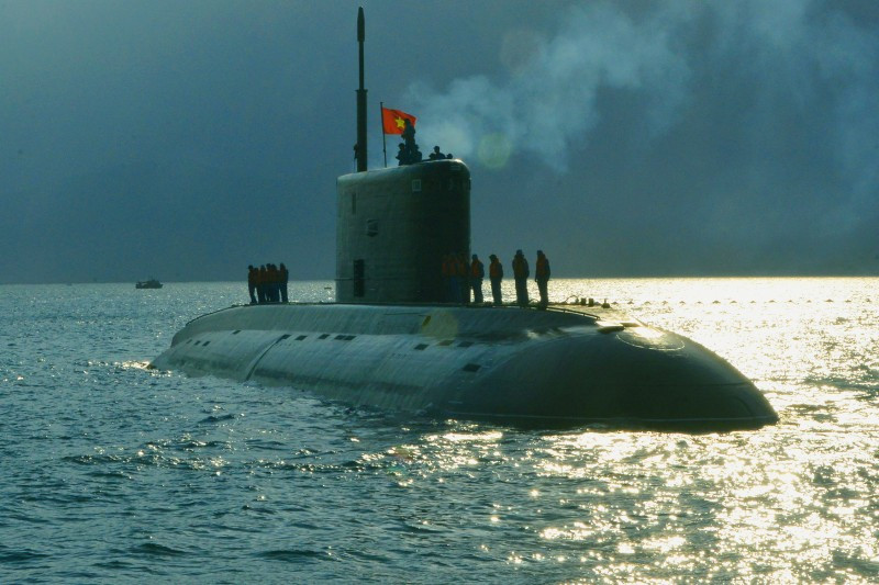 Bảng xếp hạng quân sự Global Firepower cũng đánh giá thêm cả trữ lượng dầu mỏ vào chỉ số quân sự của mỗi quốc gia. Theo bảng xếp hạng này, trữ lượng dầu mỏ đã được chứng minh của Việt Nam vào khoảng 4,4 tỷ thùng, sản lượng khai thác mỗi ngày đạt 301.800 thùng, sản lượng tiêu thụ mỗi ngày đạt 415.000 thùng. Nguồn ảnh: Báo Hải quân.