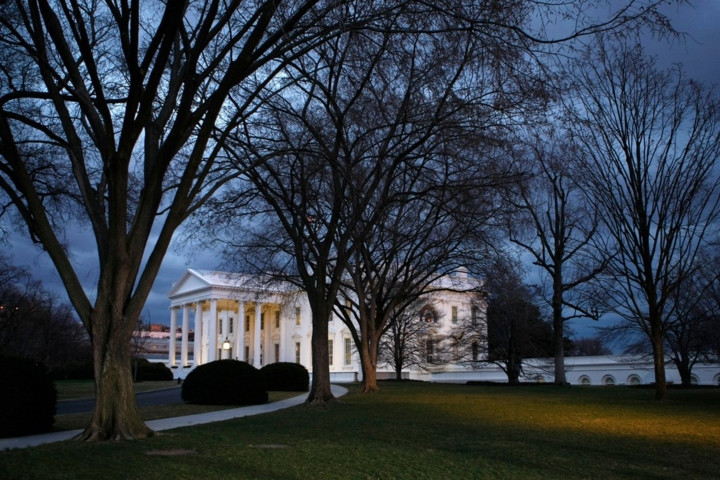 Tổng thống Mỹ Donald Trump thường thức dậy lúc 5h rưỡi và thỉnh thoảng là 6h. Theo CNN, ông Trump không uống cà phê khi thức dậy.