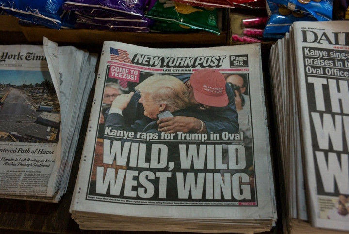 Mỗi buổi sáng, ông Trump sẽ nhận được một chồng báo trong "phòng chiến tranh" của Ủy ban Quốc gia Cộng hòa. Có 3 nhân viên bắt đầu công việc tổng hợp tin tức từ truyền hình, báo, internet lúc 6h rồi gửi các báo cáo này tới Nhà Trắng 30 phút/lần.