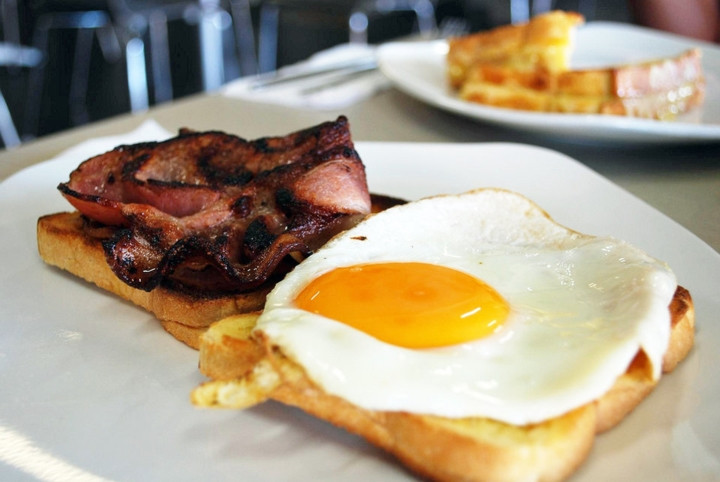 Bữa sáng thường không phải là một phần trong thói quen hàng ngày của Tổng thống Trump. Tuy nhiên, nếu ăn sáng, món ăn ưa thích của ông sẽ là thịt xông khói được nấu vừa và trứng rán kỹ.