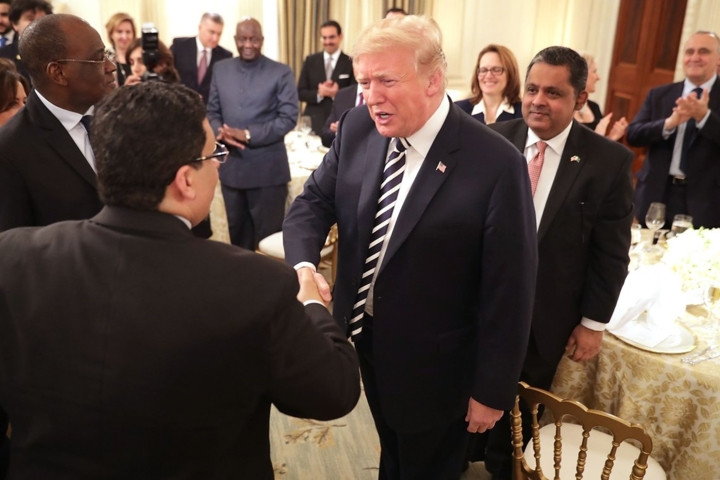 "Tôi có thể mời bất kỳ ai tới bữa tối và họ sẽ tới", ông Trump từng nói với một người bạn cũ sau khi trở thành Tổng thống. Matt Drudge, Kid Rock và Sean Hannity chỉ là một vài trong số những người từng dùng bữa tối với ông Trump.