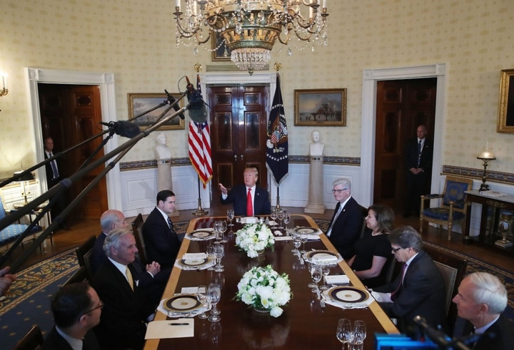 Tổng thống Trump thường dùng bữa trưa với các quan chức khác nhưng không phải là hằng ngày. Ông Trump dùng bữa tối với các vị khách do ông lựa chọn ở Nhà Trắng vào lúc 18h30. Không giống như gia đình Obama, Tổng thống Trump hiếm khi ăn nhà hàng ở Washington. Theo New York Times, ông Trump chỉ ăn tối ở Nhà Trắng hoặc ăn bít tết ở Trump Hotel.