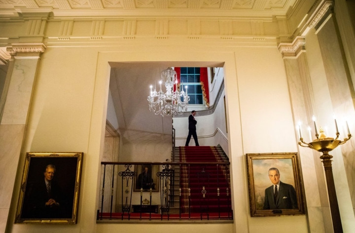 Ông Trump sau đó sẽ rời dinh thự ở Cánh Tây Nhà Trắng. Tổng thống Mỹ thường bỏ qua các tin tổng hợp tình báo hàng ngày. Ông Trump trước đó cũng phá vỡ thông lệ khi bỏ qua một báo cáo viết tay có tên là "Tin tổng hợp hàng ngày của Tổng thống". Tổng thống Trump thích các báo cáo miệng hơn.