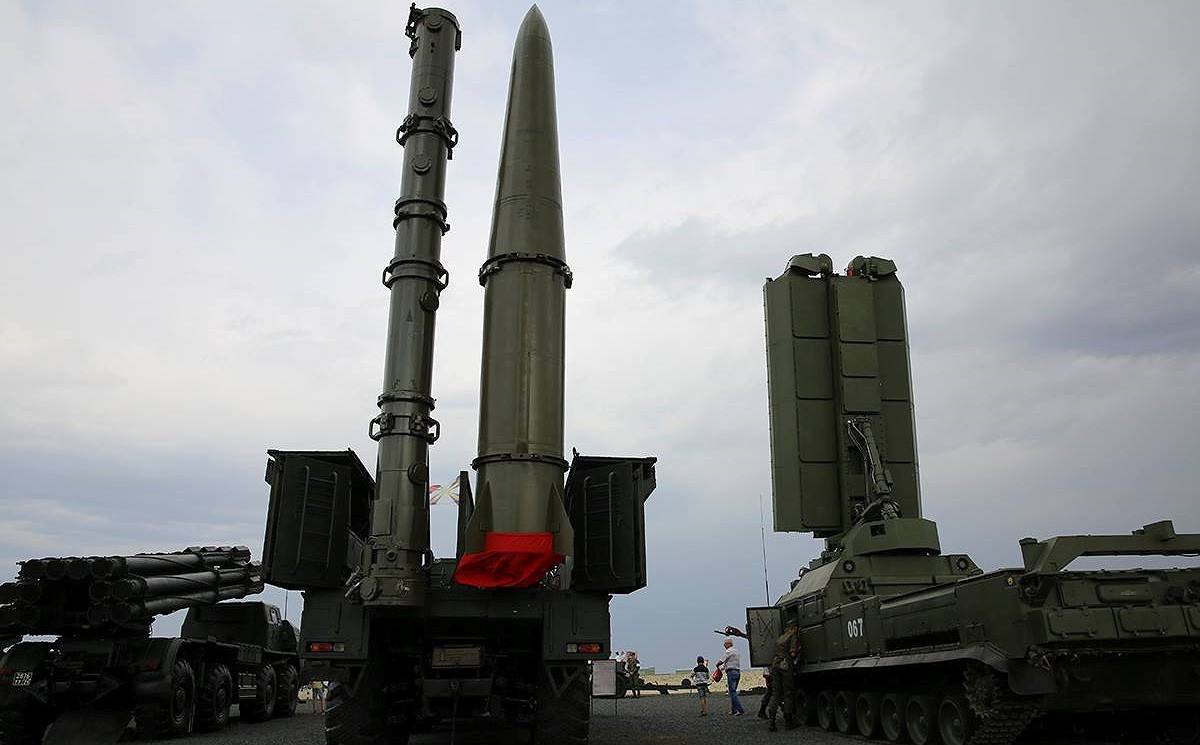 Các bệ phóng di động theo thông tin tình báo là có đôi chút khác biệt nhưng cơ bản là "tương tự" với các xe phóng Iskander-M TEL (9P78-1) trong khi các nhà phân tích độc lập nghi ngờ 9M729 sử dụng xe phóng 9P701 TEL. Ảnh: Military-Today.