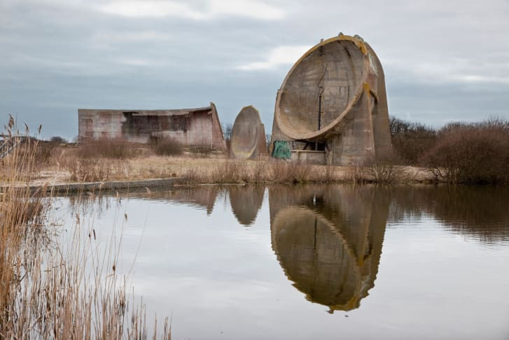 Tuy vậy, hiệu quả cảnh báo sớm của gương phản xạ âm thanh cũng không đáng kể. Nó được xây dựng cố định nên chỉ có thể nghe được âm thanh máy bay ở một hướng nhất định. Khoảng 10 gương phản xạ được xây dựng dọc theo bờ biển phía đông của Anh trong giai đoạn 1920-1930. Ảnh: Getty.