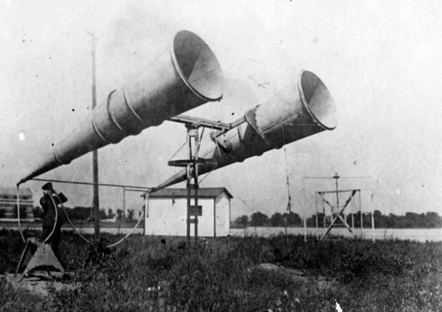 Nó được gọi là "Kèn tuba chiến tranh", hay "kèn âm thanh". Thiết bị này được sử dụng lần đầu bởi quân đội Pháp và Anh trong Thế chiến I để phát hiện máy bay Zeppelin của Đức. Nó hoạt động như một chiếc tai nối dài, giúp con người nghe được âm thanh từ khoảng cách xa hơn so với tai người có thể nghe được. Ảnh: Rare Historical Photos.