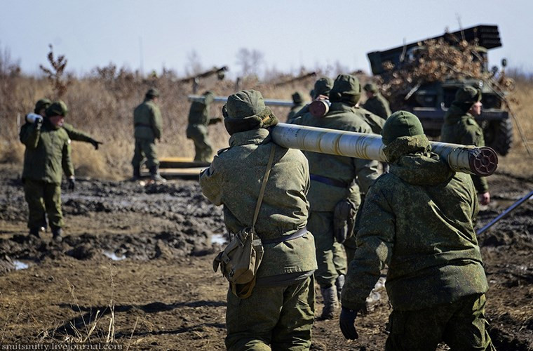 Dù được tự động hóa ở mức cao nhất thế nhưng Tornado-G vẫn ít nhiều phụ thuộc vào người lính trên chiến trường. Trong khi đó với công nghệ trí thông minh nhân tạo, tổ hợp vũ khí này sẽ tự đánh giá được các dữ liệu về mục tiêu cũng như địa hình chiến trường dựa trên cơ sở dữ liệu mà nó được trang bị. Và với việc AI hóa hay robot hóa quá trình nâng cấp vũ khí trong tương lai của Nga cũng sẽ trở nên dễ dàng hơn. Nguồn ảnh: English Russia.
