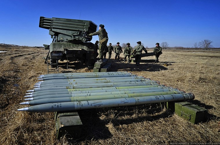 Tất nhiên việc AI hóa Tornado-G hay bất cứ loại vũ khí nào của Nga, yếu tố con người không thể bị loại bỏ trong thời gian ngắn mà đó sẽ là việc của tương lai, còn ở thời điểm hiện tại Quân đội Nga đã có thể triển khai một tổ hợp Tornado-G ở trạng thái sẵn sàng chiến đấu hoàn toàn sau 3 phút và chỉ với một nút bấm bởi một binh sĩ duy nhất. Nguồn ảnh: English Russia.