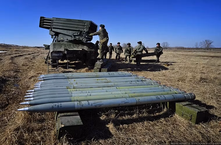 Tất nhiên việc AI hóa Tornado-G hay bất cứ loại vũ khí nào của Nga, yếu tố con người không thể bị loại bỏ trong thời gian ngắn mà đó sẽ là việc của tương lai, còn ở thời điểm hiện tại Quân đội Nga đã có thể triển khai một tổ hợp Tornado-G ở trạng thái sẵn sàng chiến đấu hoàn toàn sau 3 phút và chỉ với một nút bấm bởi một binh sĩ duy nhất. Nguồn ảnh: English Russia.