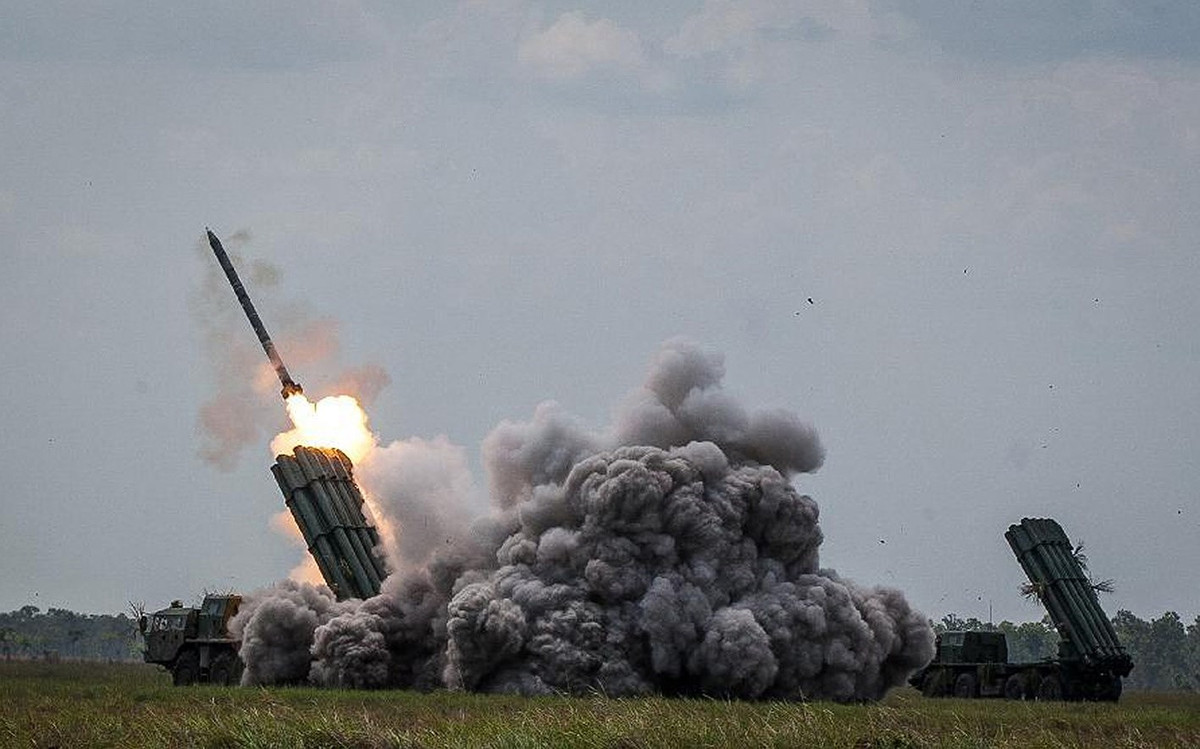 Cũng theo ông Smirnov, “Nếu như các tổ hợp pháo phản lực thế hệ cũ BM-21 Grad và BM-30 Smerch được trang bị công nghệ tự động hóa, thì thật khó để nói chính xác có bao nhiêu tổ hợp được robot hóa trong hàng nghìn đơn vị MLRS của Quân đội Nga hiện tại”. Nguồn ảnh: Wikipedia.