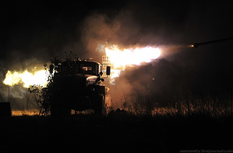 Theo Giám đốc Smirnov, ngay từ trong giai đoạn thiết kế tổ hợp Tornado-G đã được trang bị sẵn các hệ thống điều khiển hỏa lực và cụm hệ thống phóng tự động hóa ở mức cao nhất. Nói một cách đơn giản Tornado-G có thể thực hiện độc lập toàn bộ chu kỳ chiến đấu: xác định vị trí mục tiêu, nhận diện, khóa và phóng đạn rocket. Vậy Tornado-G có cần tới công nghệ AI? Nguồn ảnh: English Russia.