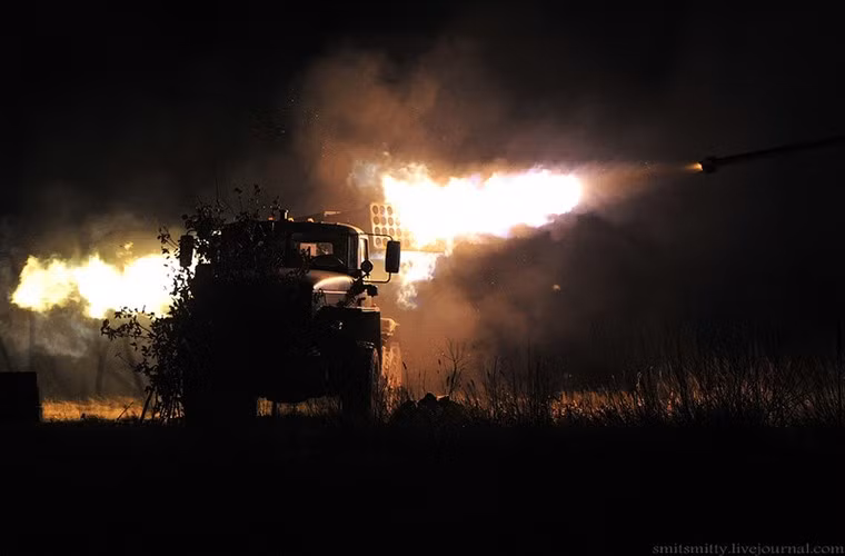 Theo Giám đốc Smirnov, ngay từ trong giai đoạn thiết kế tổ hợp Tornado-G đã được trang bị sẵn các hệ thống điều khiển hỏa lực và cụm hệ thống phóng tự động hóa ở mức cao nhất. Nói một cách đơn giản Tornado-G có thể thực hiện độc lập toàn bộ chu kỳ chiến đấu: xác định vị trí mục tiêu, nhận diện, khóa và phóng đạn rocket. Vậy Tornado-G có cần tới công nghệ AI? Nguồn ảnh: English Russia.