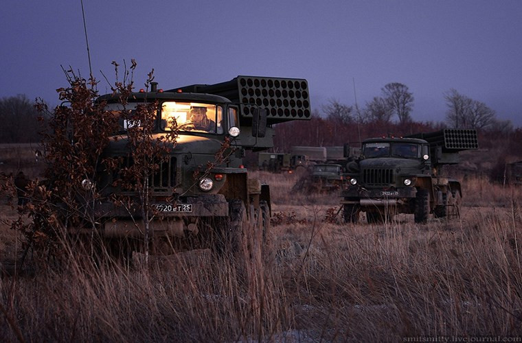 Sở dĩ Quân đội Nga sẽ không lựa chọn các tổ hợp MLRS đã lạc hậu để tiến hành AI hóa mà sẽ lựa chọn các tổ hợp hiện đại hơn như Tornado-G và Tornado-S vốn được xem là thế hệ pháo phản lực tiếp theo của nước Nga, do đó chi phí để nâng cấp hay tích hợp công nghệ mới lên chúng sẽ thấp hơn các tổ hợp vũ khí cũ. Nguồn ảnh: English Russia.