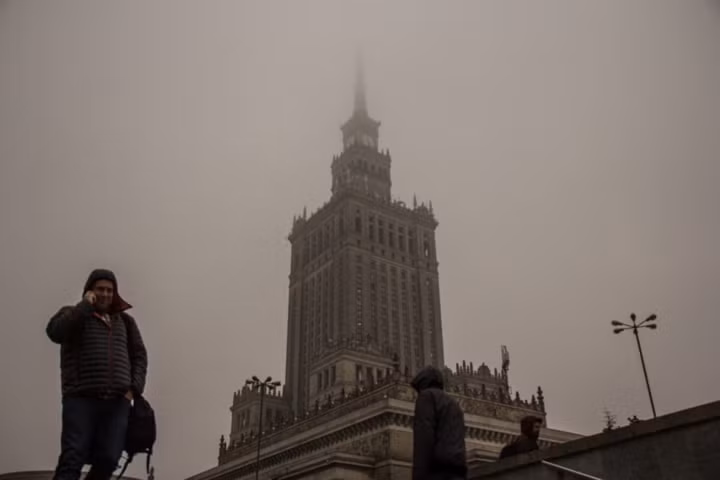 Tại thủ đô Warsaw, người dân hít phải lượng benzopyrene (chất gây ung thư) tương đương với hút 1.000 điếu thuốc lá mỗi năm. Mức độ này ở các khu vực ngoại ô thậm chí tương đương với 2.400 điếu thuốc lá.