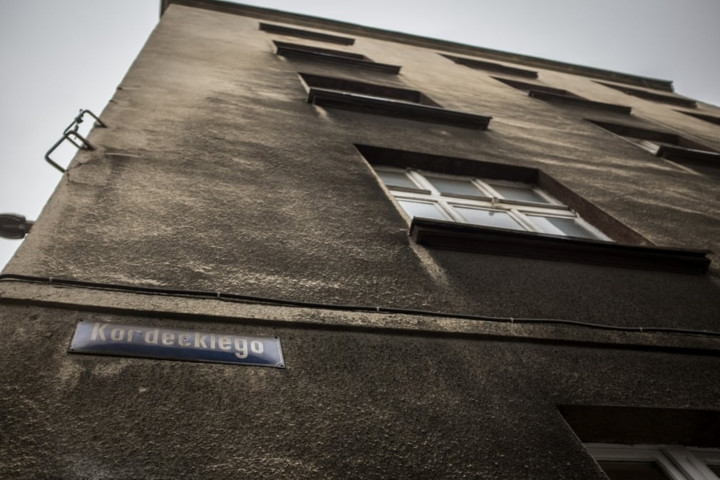 Một lớp khói ám đen gần hết mặt ngoài của một tòa nhà ở Katowice.