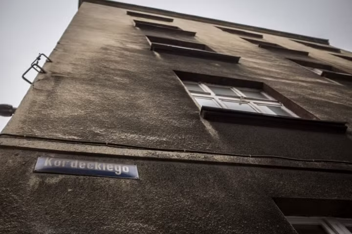 Một lớp khói ám đen gần hết mặt ngoài của một tòa nhà ở Katowice.