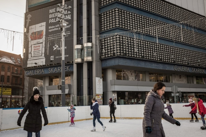 Một tấm biển quảng cáo cạnh một sân trượt băng ở Katowice thu hút sự chú ý về ô nhiễm không khí do việc sử dụng than đá gây ra. Ngay cả trong những ngày trời nắng, không có gió để phát tán khó mù, ô nhiễm không khí vẫn luôn ở mức cao.