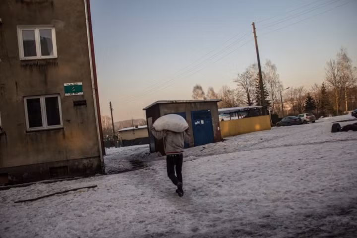 Giá than đá thế giới lao dốc, cùng với áp lực của EU về giảm khí thải gây hiệu ứng nhà kính đang khiến ngành công nghiệp than đá ở Ba Lan này lao đao.