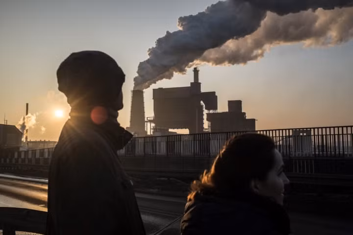 Phía xa là nhà máy than đá ở Katowice.